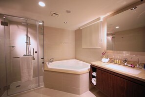 Deluxe-Doppelzimmer | Badezimmer | Kostenlose Toilettenartikel, Haartrockner, Handtücher