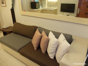 Deluxe Room | Living room - OYO 595 Klm Condotel (Angeles City)