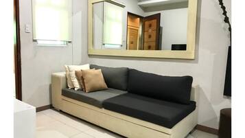 Habitación superior con 2 camas individuales | Sala de estar | Una televisión de pantalla plana