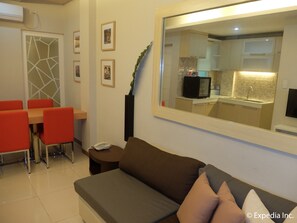 Deluxe Room | Living room | Flat-screen TV