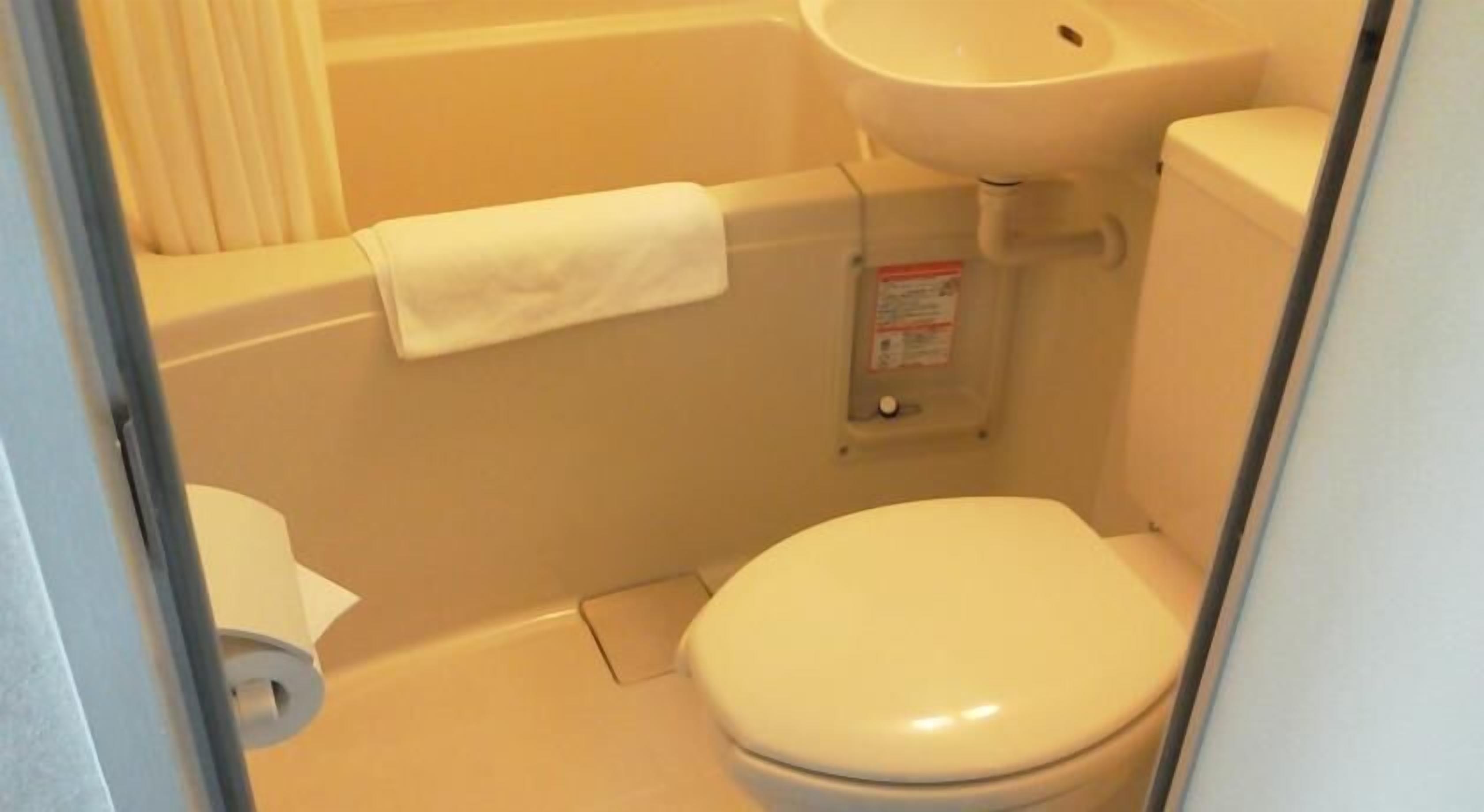 combined shower/bathtub, deep-soaking bathtub, free toiletries