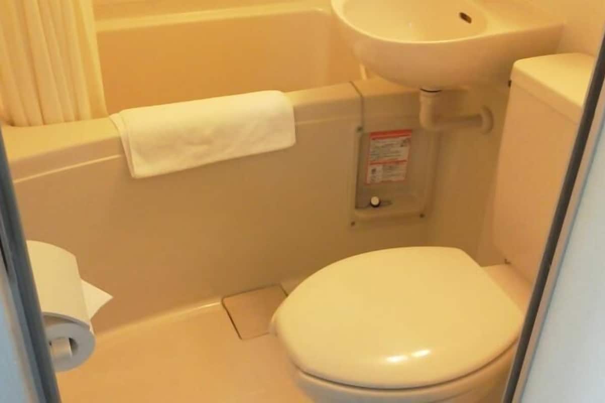 combined shower/bathtub, deep-soaking bathtub, free toiletries