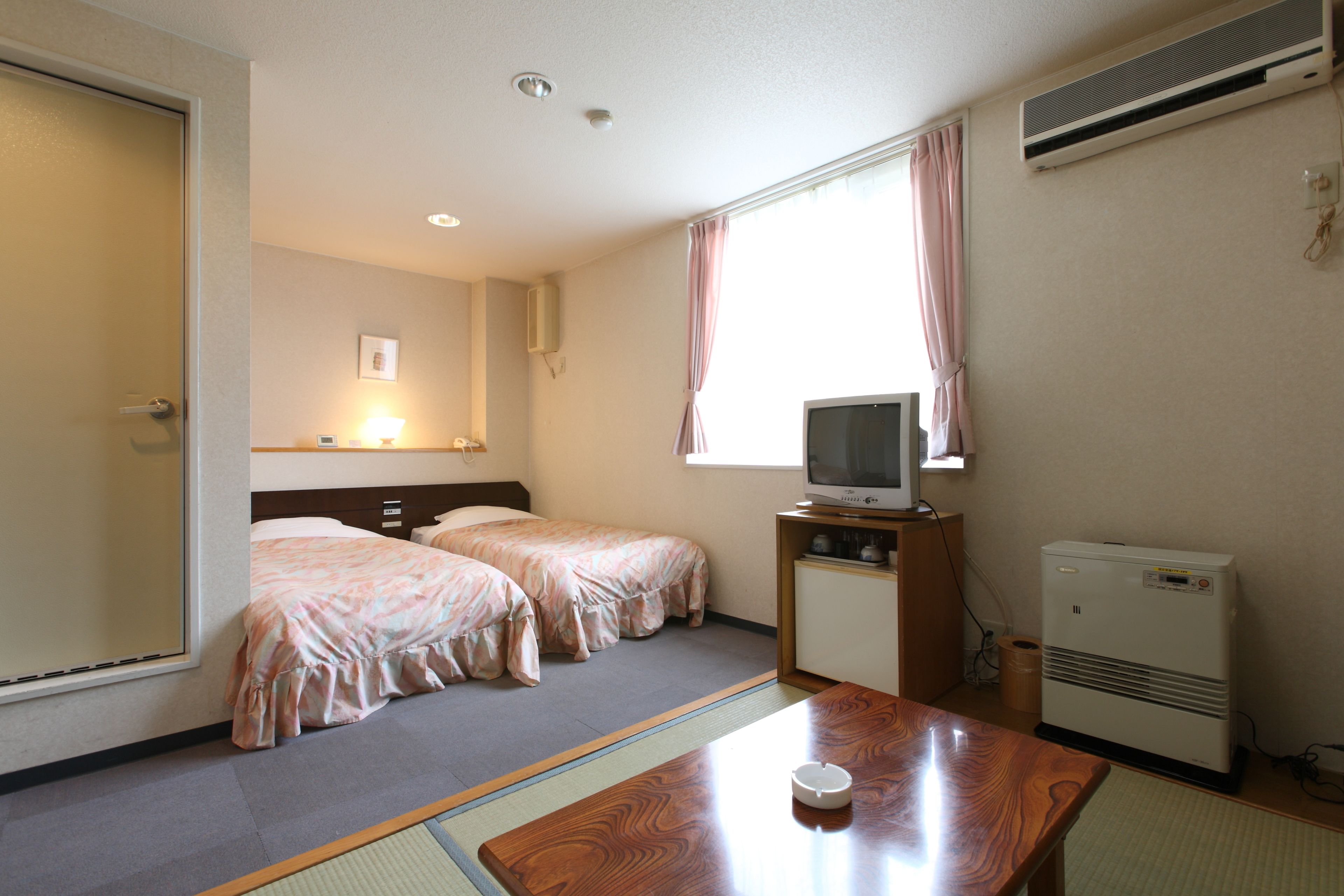deluxe japanese western room with tatami | free wifi
