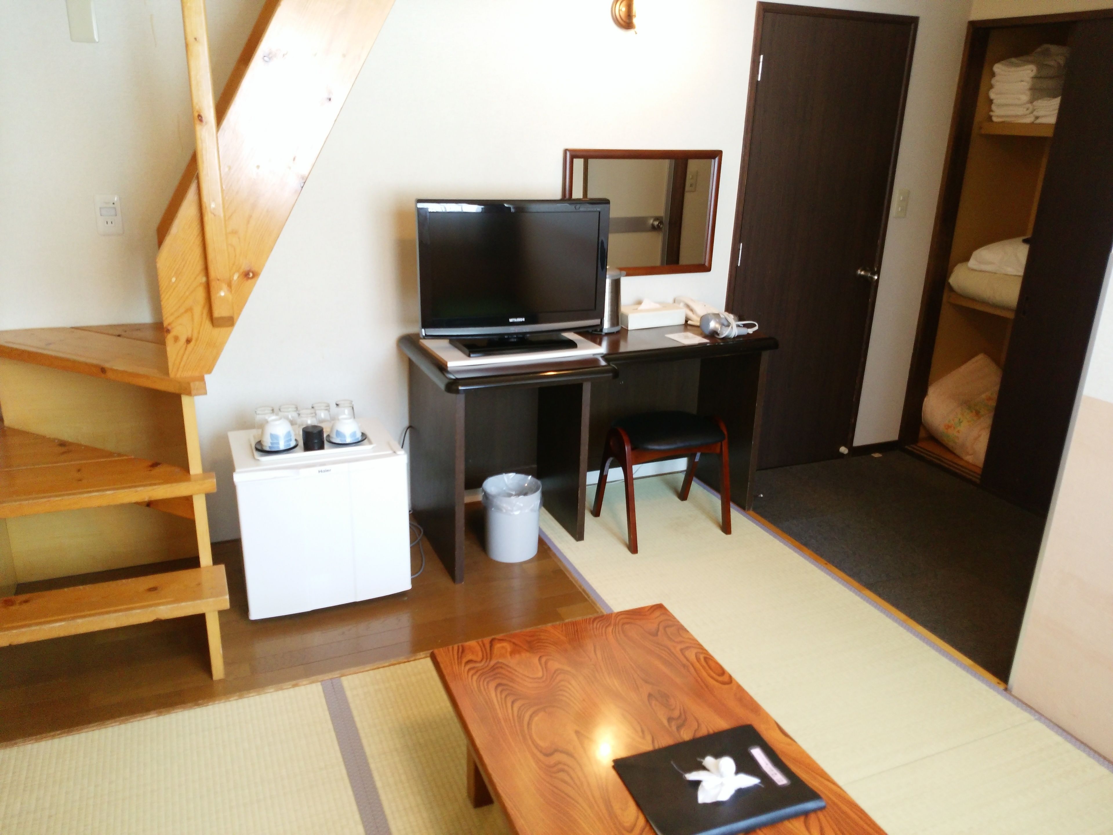 deluxe japanese western room with tatami | free wifi