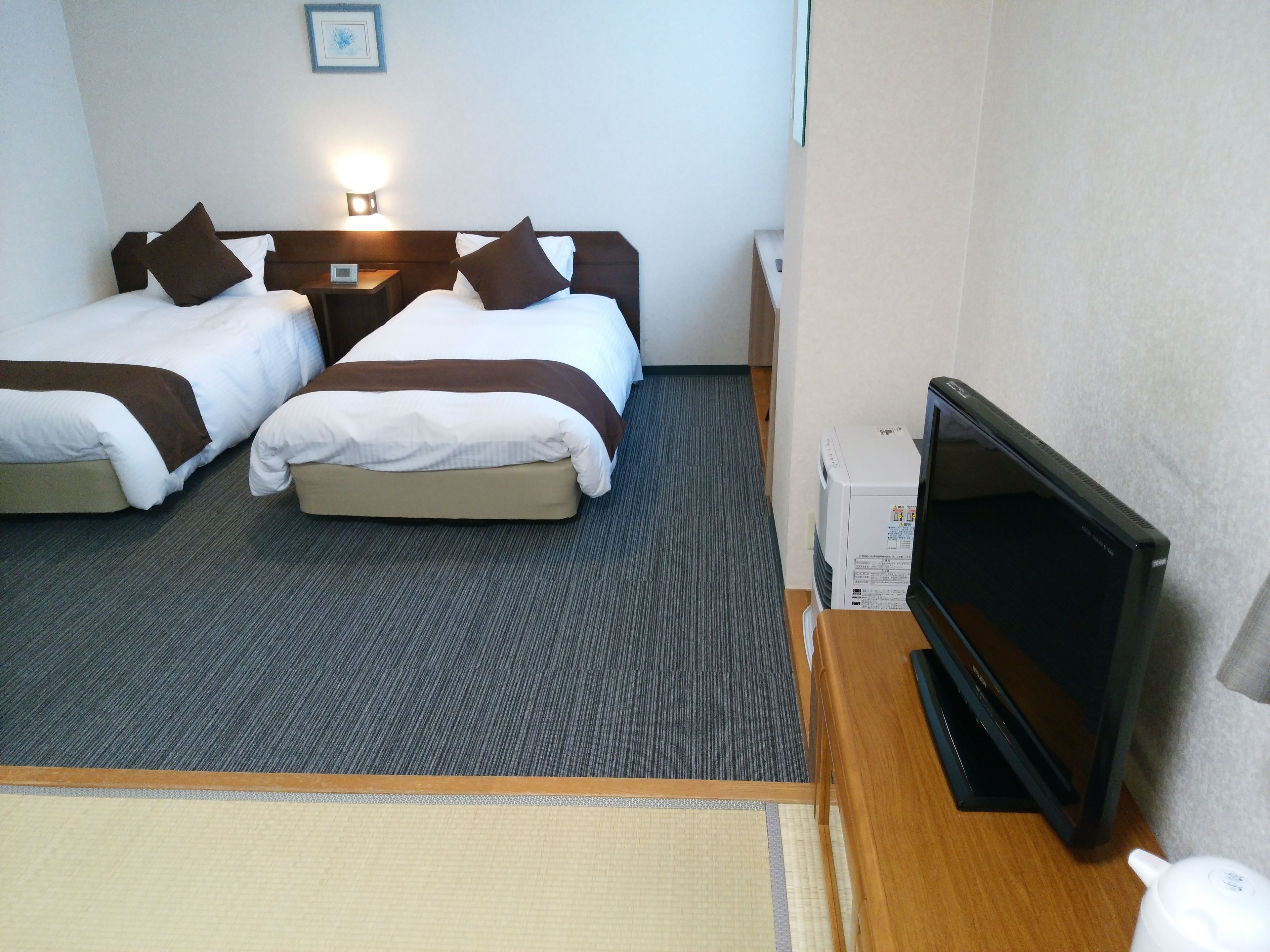 deluxe japanese western room with tatami | free wifi