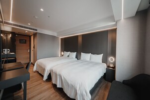 Habitación cuádruple Elite | Edredones de plumas, escritorio, cortinas opacas