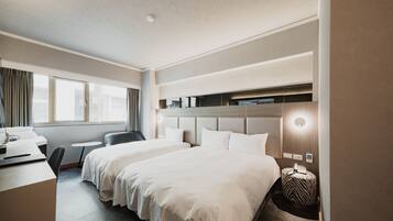 Habitación triple Elite | Edredones de plumas, escritorio, cortinas opacas