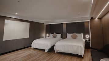 Chambre quadruple Deluxe | Couette en duvet, bureau, rideaux d’obscurcissement