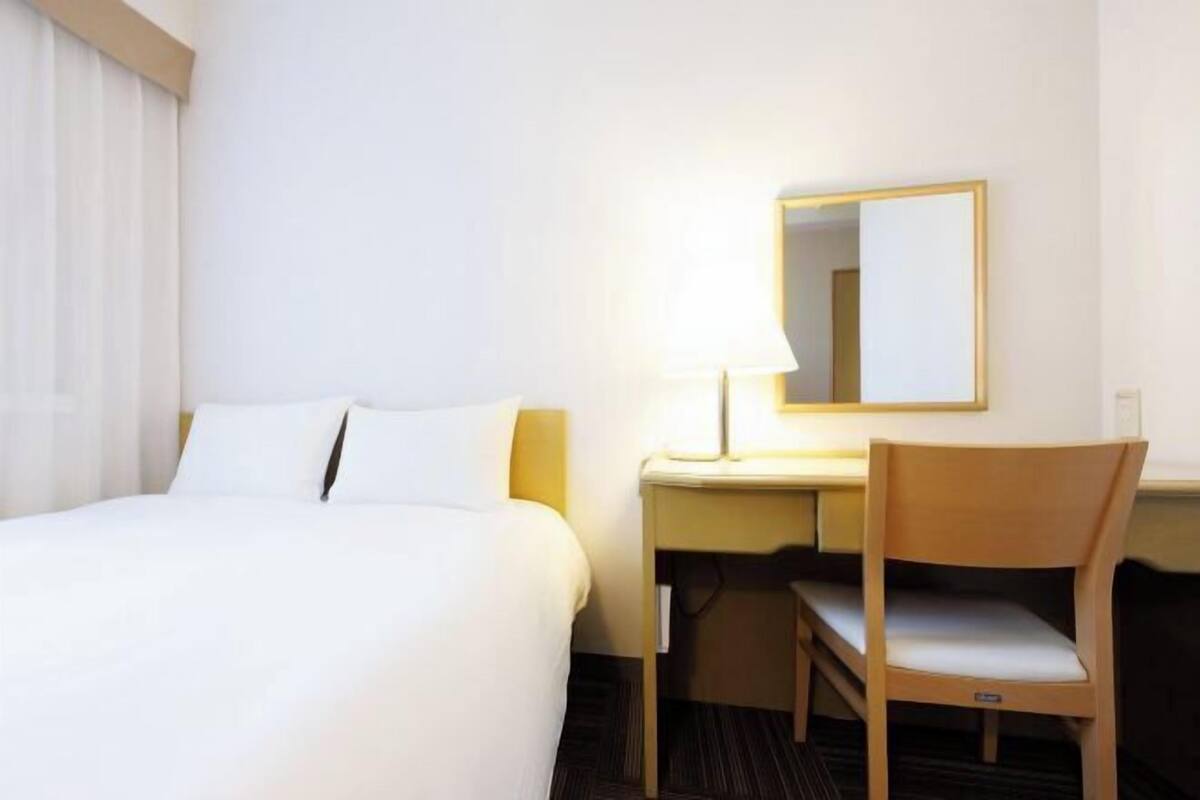 Escritorio, cortinas blackout y tabla de planchar con plancha