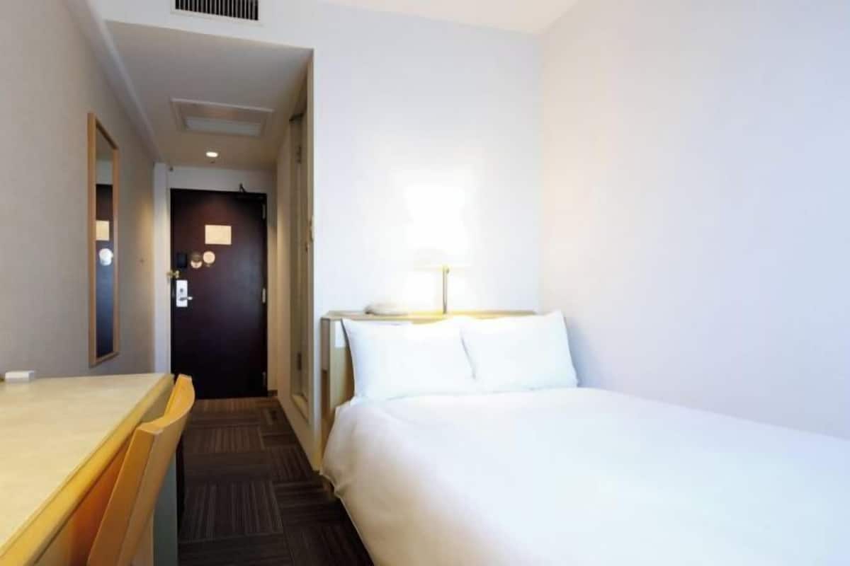 Escritorio, cortinas blackout y tabla de planchar con plancha