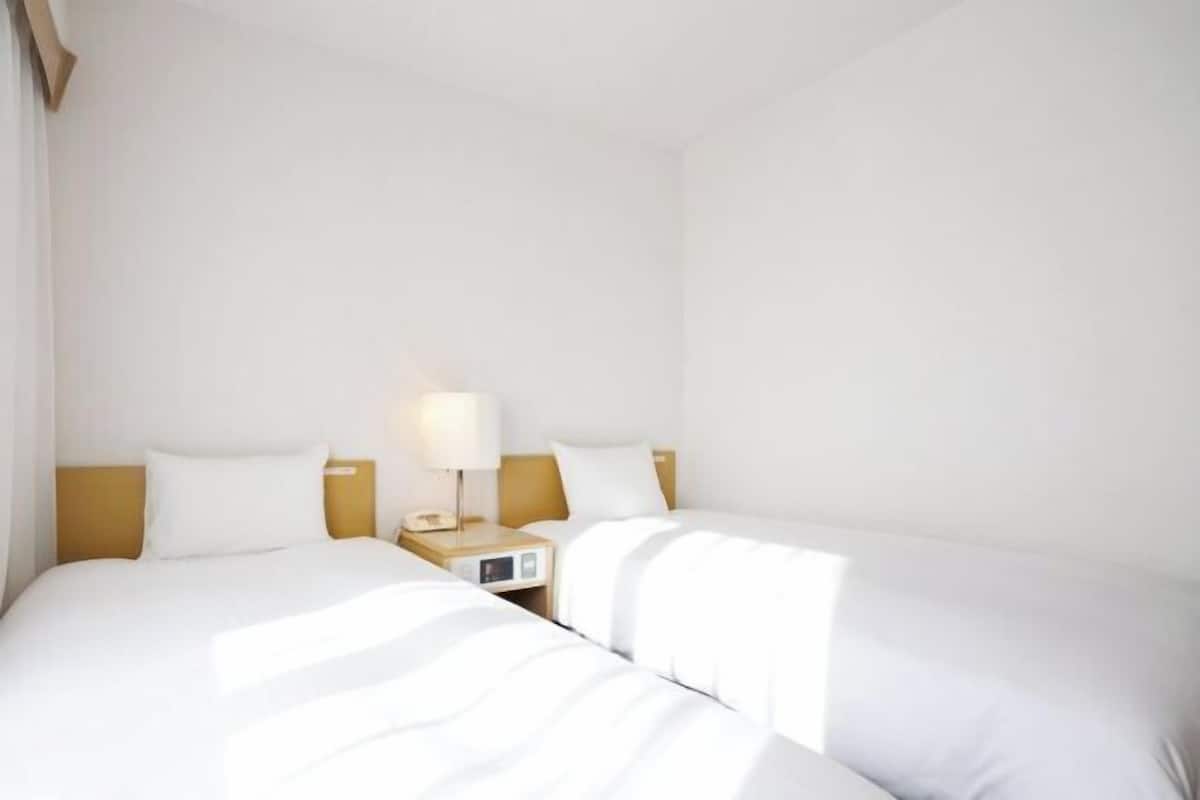 Escritorio, cortinas blackout y tabla de planchar con plancha