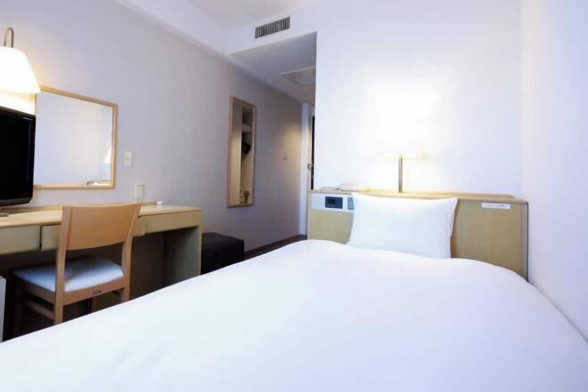 Escritorio, cortinas blackout y tabla de planchar con plancha