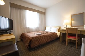 Skrivebord, blendingsgardiner, strykejern/-brett og wi-fi (inkludert)