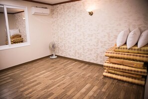 Standard Double Room | Desk, free WiFi - Picasso Motel (Busan)