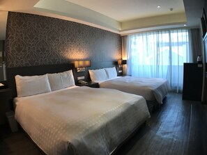 Standard Quadruple Room, 2 Double Beds, Non Smoking | Desk, free WiFi - Paris Business Hotel (Kaohsiung)