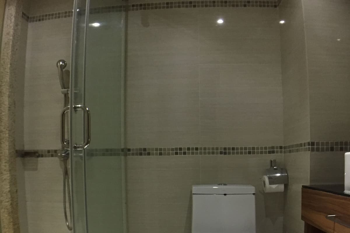 Ducha, artículos de tocador gratuitos, secador de pelo, pantuflas