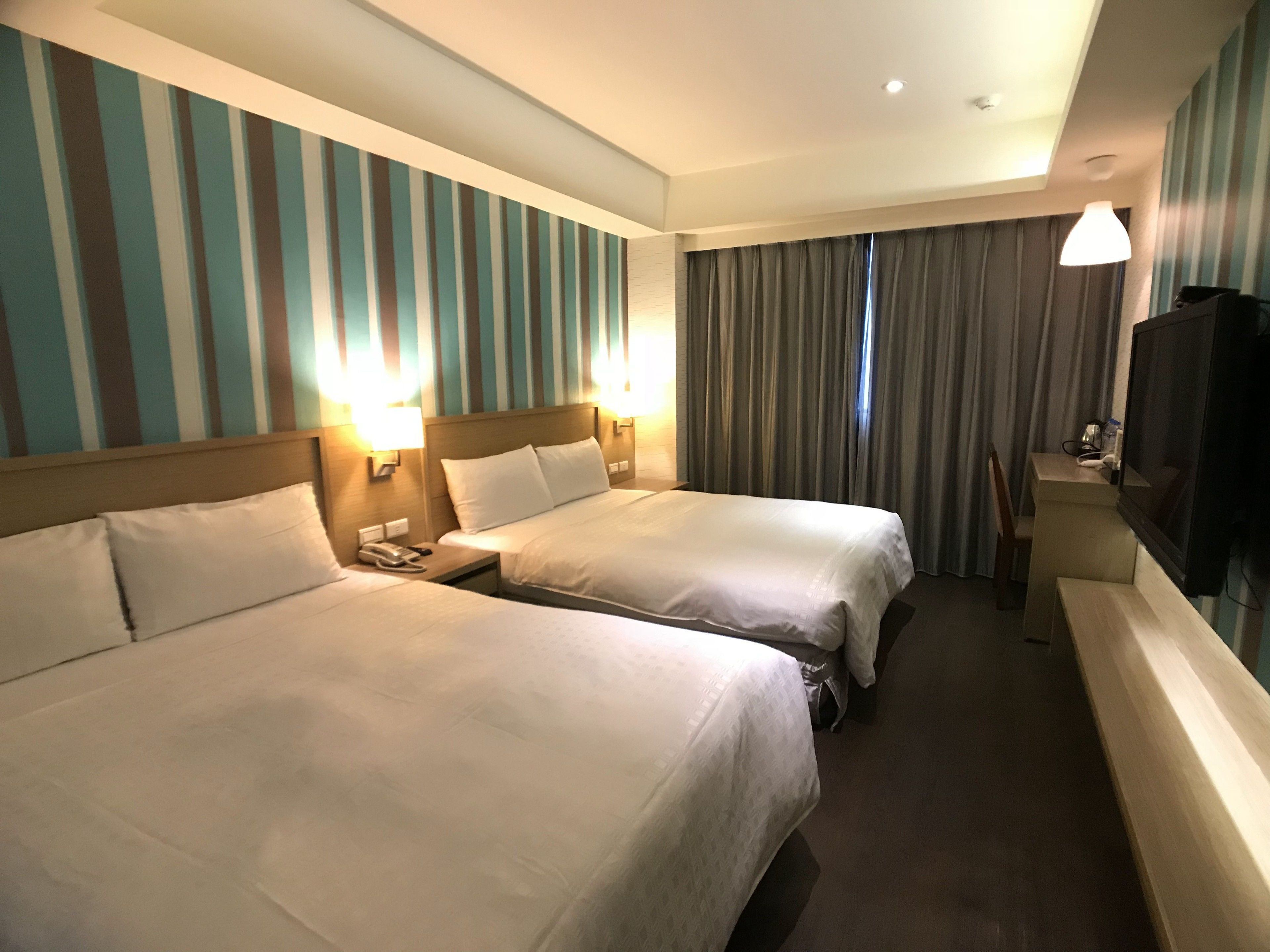 Standard-Vierbettzimmer, 2 Doppelbetten, Nichtraucher | Schreibtisch, kostenloses WLAN