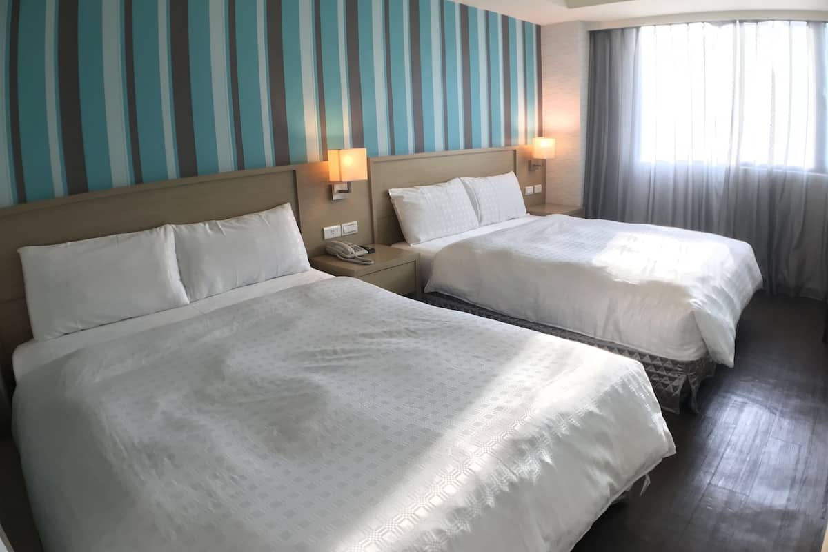 Quarto quádruplo standard, 2 camas de casal, para não fumantes | Escrivaninha, Wi-Fi de cortesia