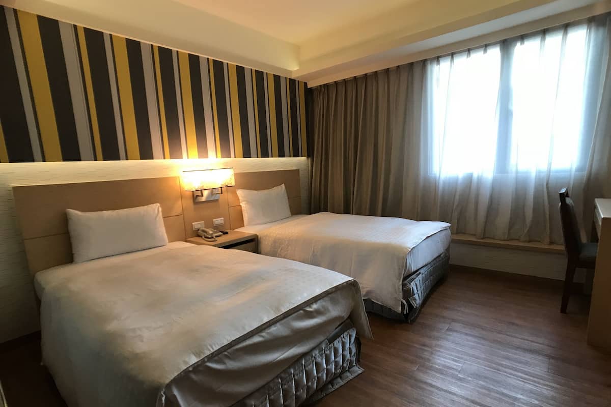Quarto duplo luxo, 2 camas de solteiro | Escrivaninha, Wi-Fi de cortesia
