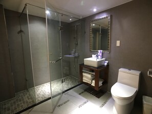 Shower, free toiletries, hair dryer, slippers - Paris Business Hotel (Kaohsiung)
