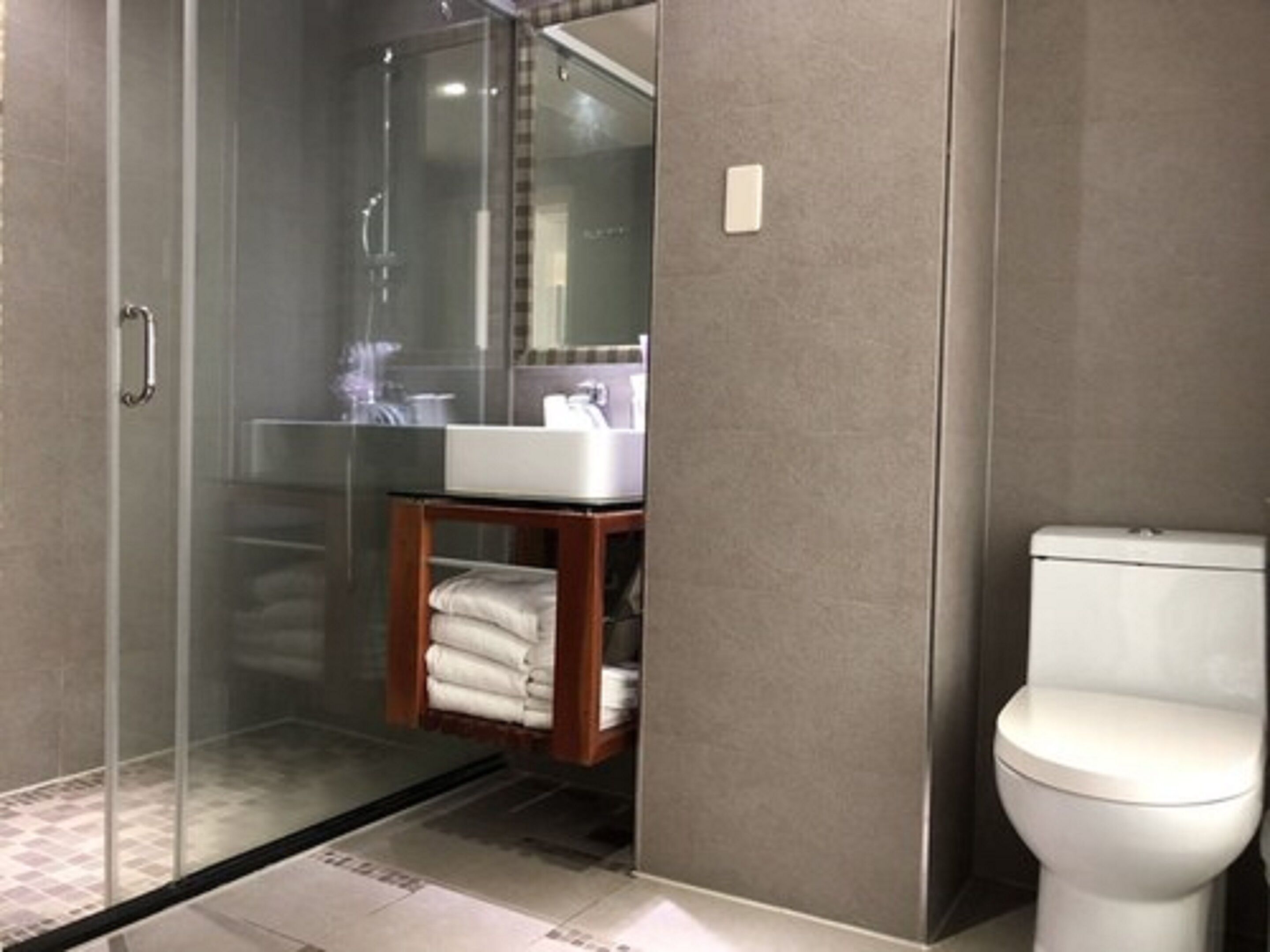 standard quadruple room, 2 double beds, non smoking | bathroom | shower, free toiletries, hair dryer, slippers