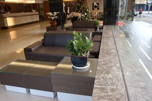 ロビー応接スペ ース