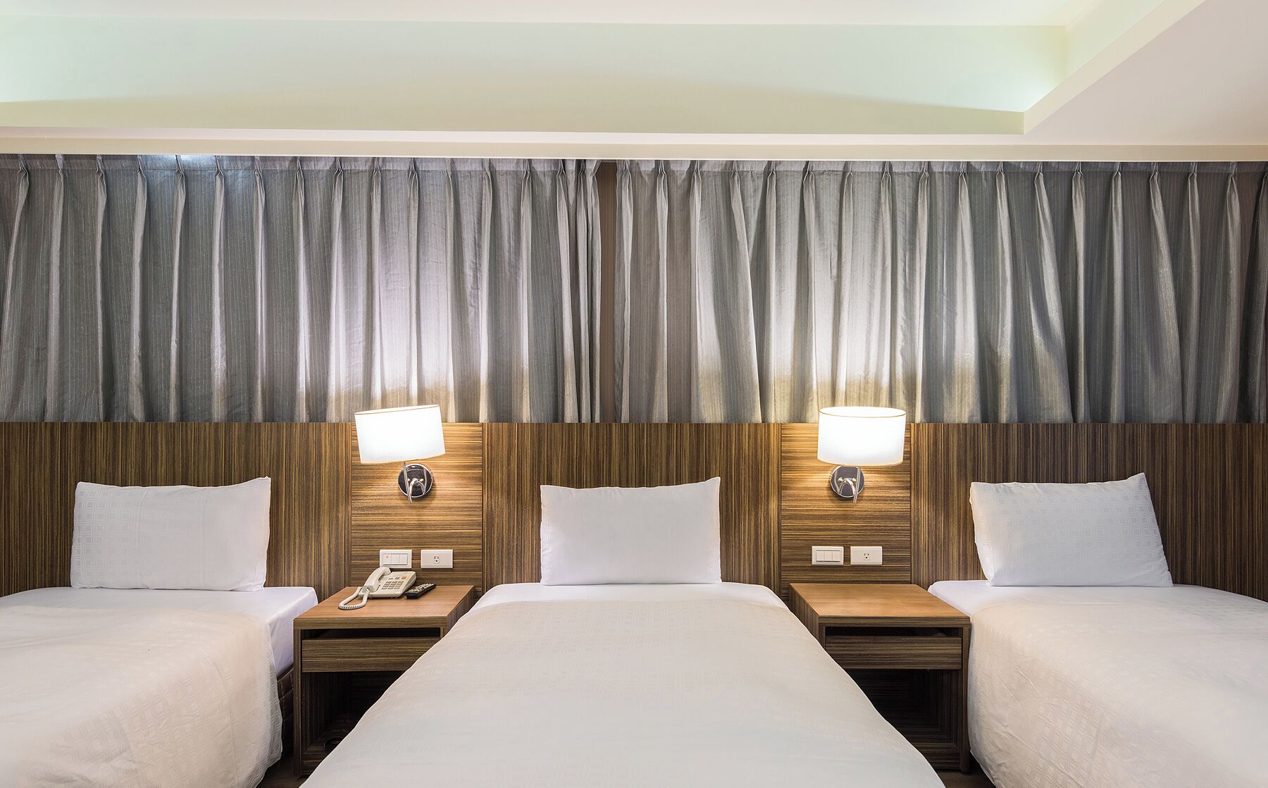 deluxe triple room, multiple beds | desk, free wifi