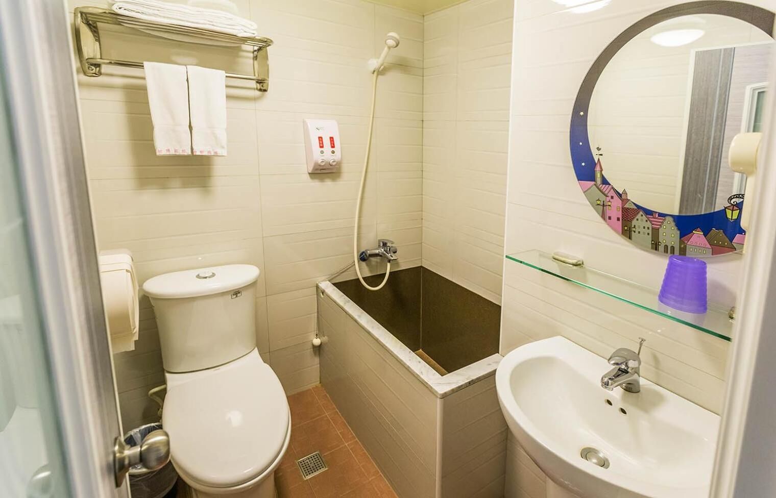 Un baño pequeño con inodoro, bañera y lavamanos.
