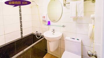 Habitación estándar con 2 camas individuales | Baño | Tina con regadera, tina profunda, amenidades de baño gratuitas