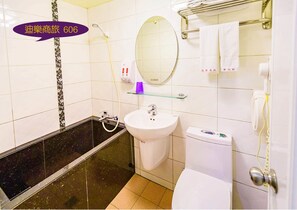 Standaard Twin kamer | Badkamer | Een bad/douchecombinatie, een diep bad, gratis toiletartikelen