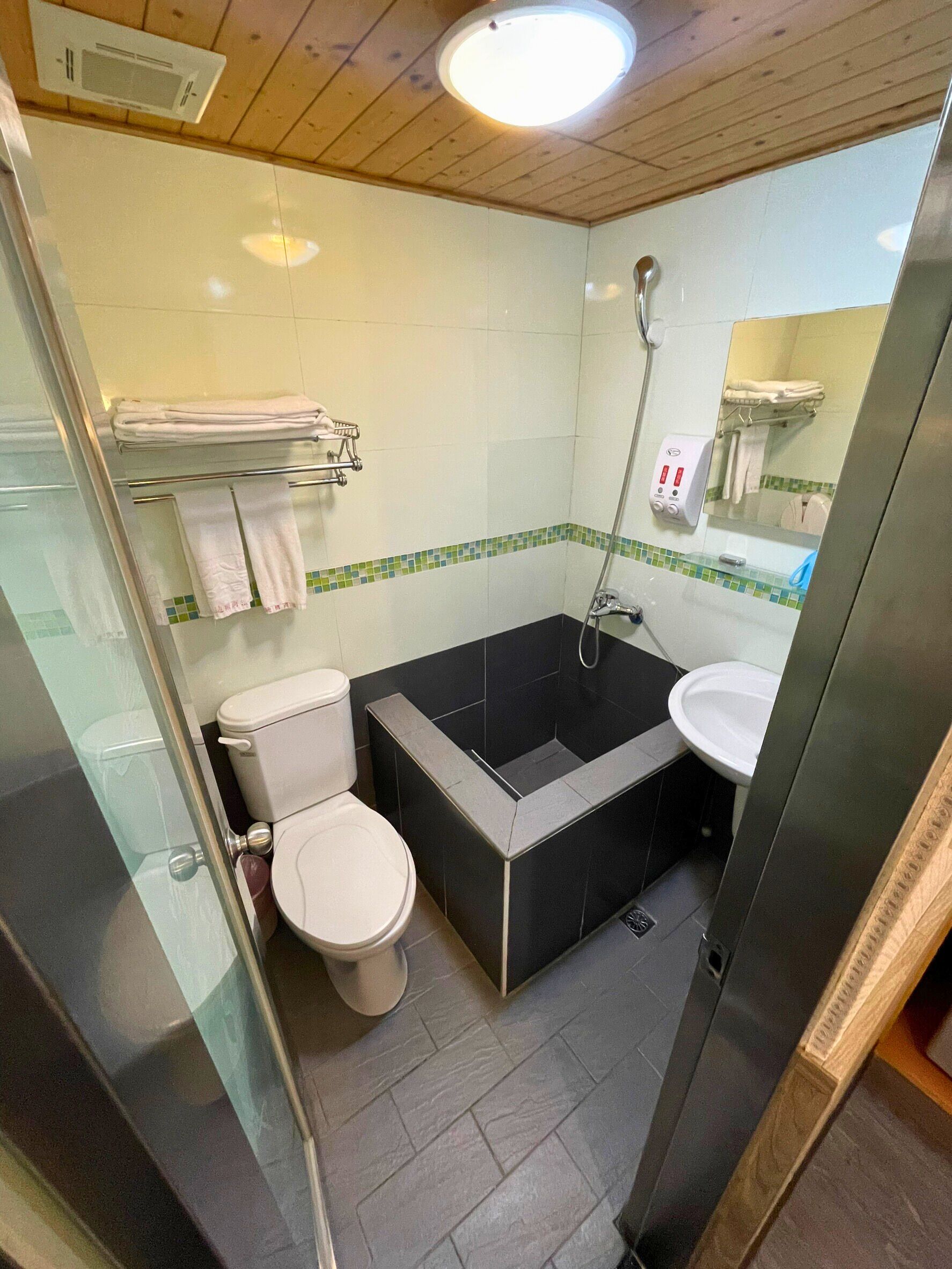 Business Twin Room | Bathroom | Combined shower/tub, deep soaking tub, free toiletries, hair dryer