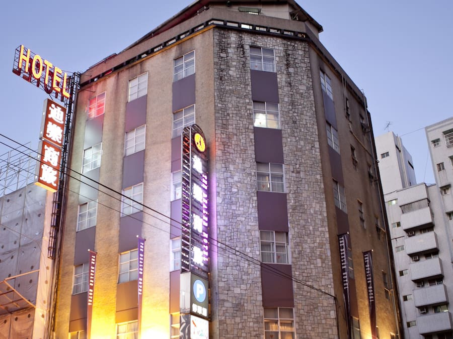 Fachada da propriedade à noite