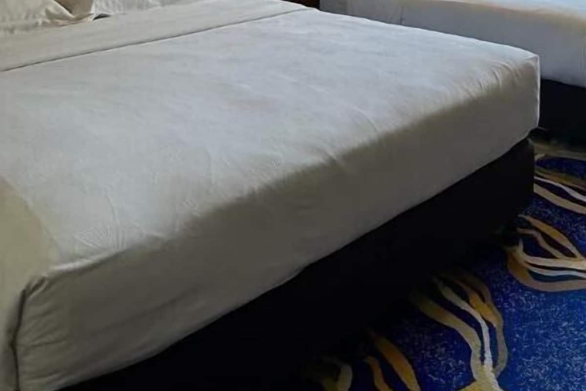 Een minibar, een kluis op de kamer, geluiddichte muren, beddengoed