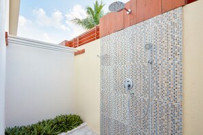 Camera Deluxe | Bagno | Doccia, asciugacapelli, asciugamani
