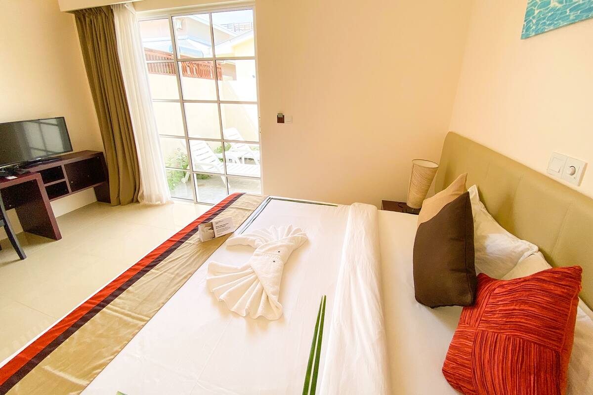 Deluxe kamer | 1 slaapkamer, een minibar, een kluis op de kamer, een bureau