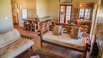 Romantisches Ferienhaus, 1 Schlafzimmer, Talblick | Wohnbereich | Kamin