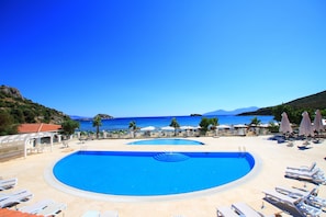 Outdoor pool, pool umbrellas, sun loungers - Palm Bay Beach Hotel (Datça)