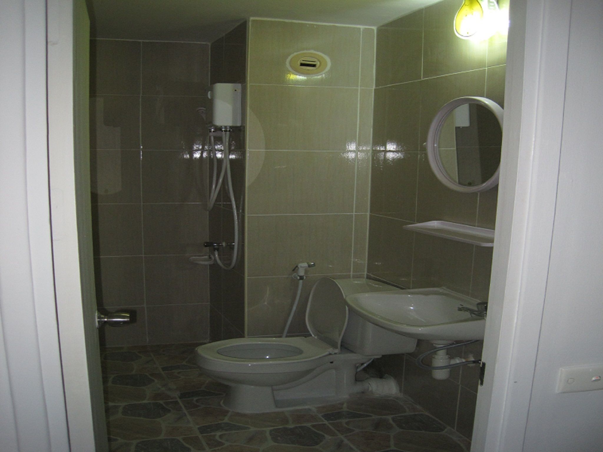 Family Room | Bathroom | Shower, free toiletries, hair dryer, towels