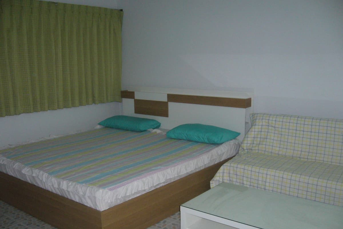 Meja kerja, setrika/meja setrika, dan tempat tidur lipat/tambahan