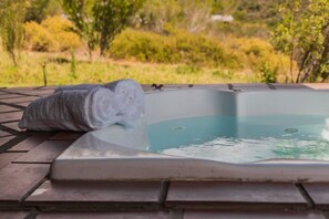 Bañera de hidromasaje al aire libre