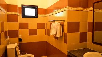 Een douche, gratis toiletartikelen, een haardroger, badjassen