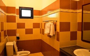 Shower, free toiletries, hair dryer, bathrobes - Rang Garden Hill Side Resort (Phan Thiet)