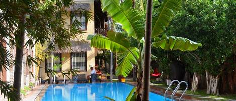 Una piscina al aire libre