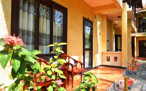 Deluxe fyrbäddsrum - utsikt mot poolen | Balkong