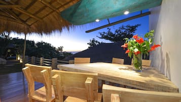 Boat Villa | Outdoor dining
