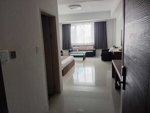 Family Room | In-room safe, desk, blackout curtains, free WiFi