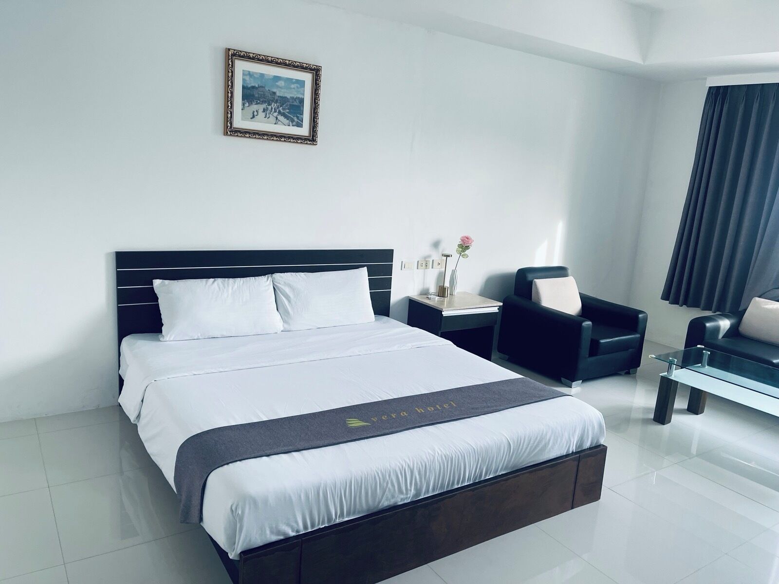 Een kluis op de kamer, een bureau, verduisterende gordijnen, gratis wifi