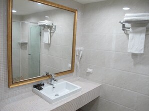 Shower, free toiletries, hair dryer, bidet - Townhouse Oak Vera Hotel Near Clark International Airport (Angeles City)