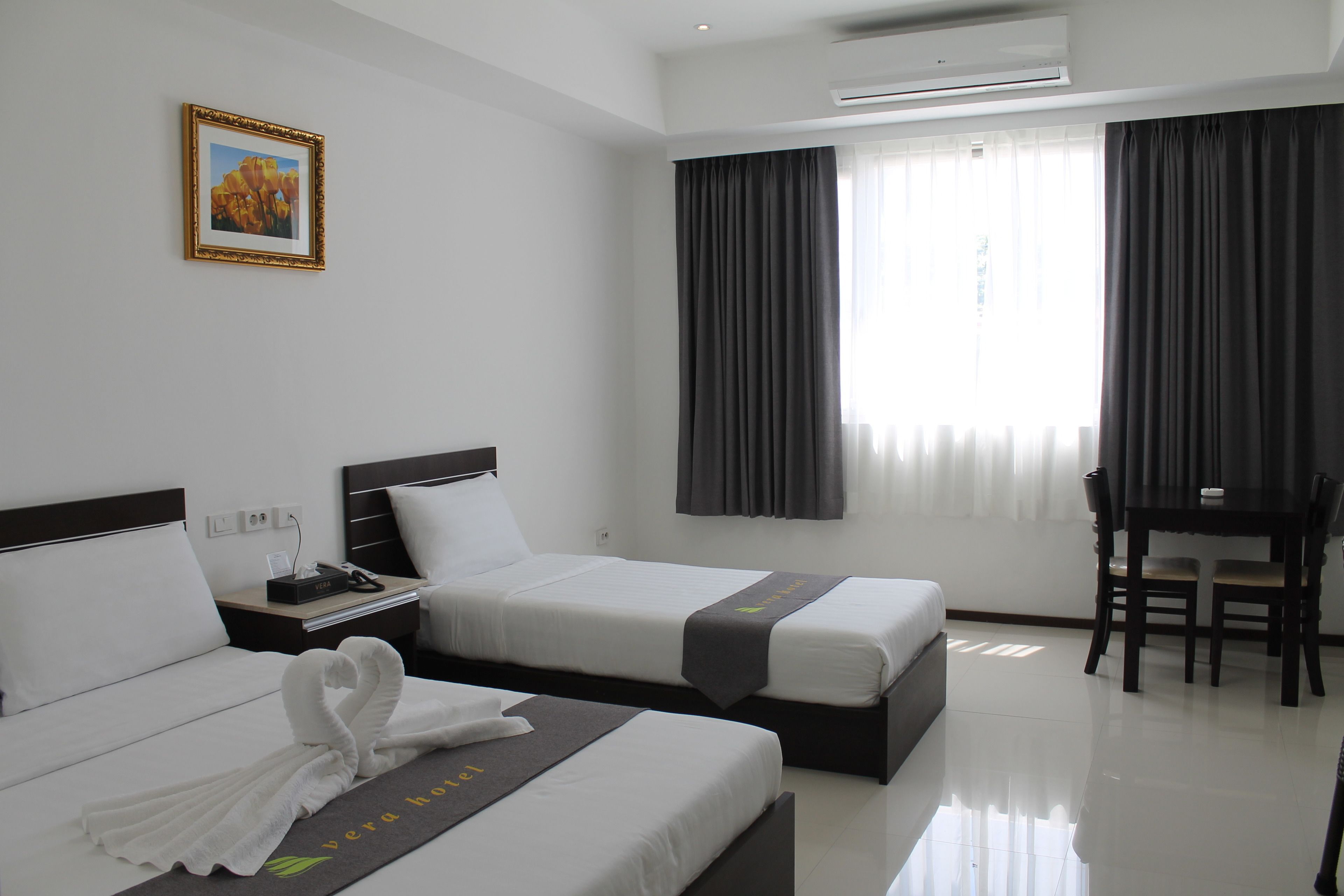 Een kluis op de kamer, een bureau, verduisterende gordijnen, gratis wifi