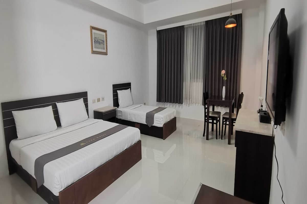 Deluxe Triple Room | In-room safe, desk, blackout drapes, free WiFi